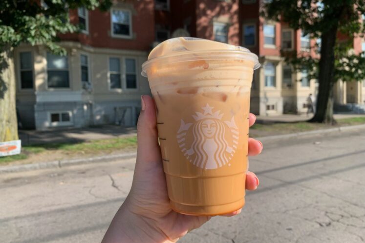 https://www.letseatcake.com/wp-content/uploads/2023/08/Starbucks-Iced-Pumpkin-Cream-Chai-Tea-Latte-Review-747x498.jpg