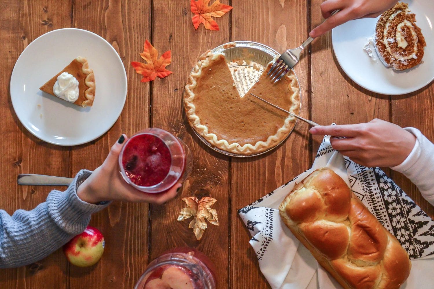 Best Hacks for Hosting a Stress-Free Friendsgiving This Year